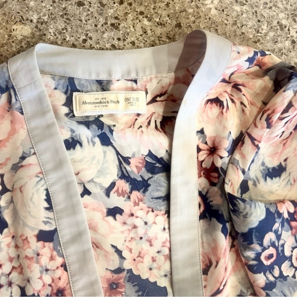 Vintage Floral Kimono with Fringe - Abercrombie & Fitch - Size OS ⭐🌺 - Picture 3 of 12